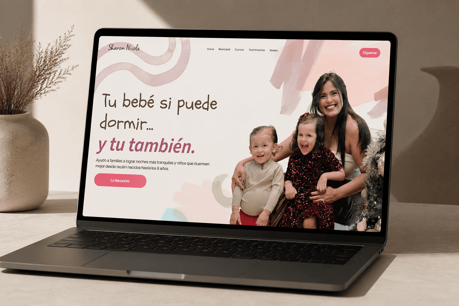 Sitio web de Sharon Nicole presentado en una laptop